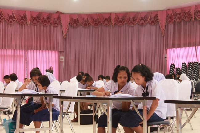 วันพฤหัสบดี ที่ 14 กุมภาพันธ์ 2556 อาจารย์เกษม สุริยกัณฑ์ คณบดีคณะศึกษาศาสตร์ เป็นประธานในพิธีเปิด โครงการ "เยาวชนสงขลา หัวใจพลเมือง" โดยมีอาจารย์ฐากร สิทธิโชค ประธานหลักสูตรการศึกษาบัณฑิต สาขาสังคมศึกษากล่าวรายงานความเป็นมาในการจัดโครงการดังกล่าว พร้อมด้วยนิสิตสาขาสังคมศึกษาให้การต้อนรับอีกด้วย ณ หอประชุมปาริชาต มหาวิทยาลัยทักษิณ วิทยาเขตสงขลา ภาพที่ 19