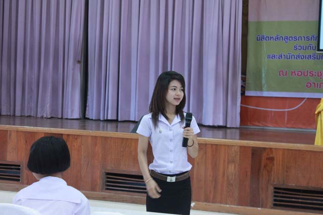 วันพฤหัสบดี ที่ 14 กุมภาพันธ์ 2556 อาจารย์เกษม สุริยกัณฑ์ คณบดีคณะศึกษาศาสตร์ เป็นประธานในพิธีเปิด โครงการ "เยาวชนสงขลา หัวใจพลเมือง" โดยมีอาจารย์ฐากร สิทธิโชค ประธานหลักสูตรการศึกษาบัณฑิต สาขาสังคมศึกษากล่าวรายงานความเป็นมาในการจัดโครงการดังกล่าว พร้อมด้วยนิสิตสาขาสังคมศึกษาให้การต้อนรับอีกด้วย ณ หอประชุมปาริชาต มหาวิทยาลัยทักษิณ วิทยาเขตสงขลา ภาพที่ 21