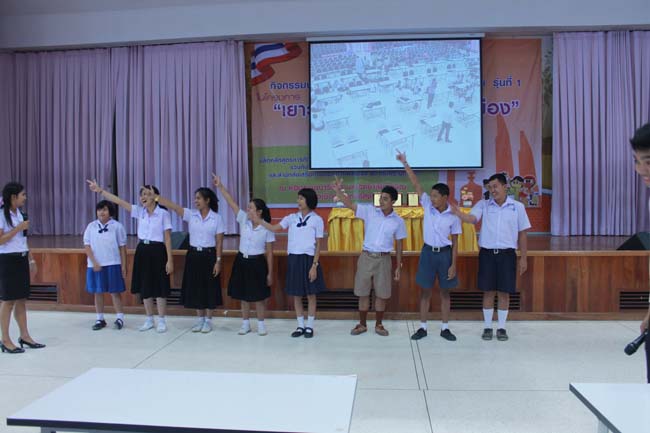วันพฤหัสบดี ที่ 14 กุมภาพันธ์ 2556 อาจารย์เกษม สุริยกัณฑ์ คณบดีคณะศึกษาศาสตร์ เป็นประธานในพิธีเปิด โครงการ "เยาวชนสงขลา หัวใจพลเมือง" โดยมีอาจารย์ฐากร สิทธิโชค ประธานหลักสูตรการศึกษาบัณฑิต สาขาสังคมศึกษากล่าวรายงานความเป็นมาในการจัดโครงการดังกล่าว พร้อมด้วยนิสิตสาขาสังคมศึกษาให้การต้อนรับอีกด้วย ณ หอประชุมปาริชาต มหาวิทยาลัยทักษิณ วิทยาเขตสงขลา ภาพที่ 23