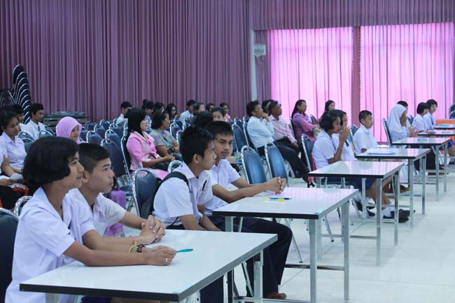 วันพฤหัสบดี ที่ 14 กุมภาพันธ์ 2556 อาจารย์เกษม สุริยกัณฑ์ คณบดีคณะศึกษาศาสตร์ เป็นประธานในพิธีเปิด โครงการ "เยาวชนสงขลา หัวใจพลเมือง" โดยมีอาจารย์ฐากร สิทธิโชค ประธานหลักสูตรการศึกษาบัณฑิต สาขาสังคมศึกษากล่าวรายงานความเป็นมาในการจัดโครงการดังกล่าว พร้อมด้วยนิสิตสาขาสังคมศึกษาให้การต้อนรับอีกด้วย ณ หอประชุมปาริชาต มหาวิทยาลัยทักษิณ วิทยาเขตสงขลา ภาพที่ 24