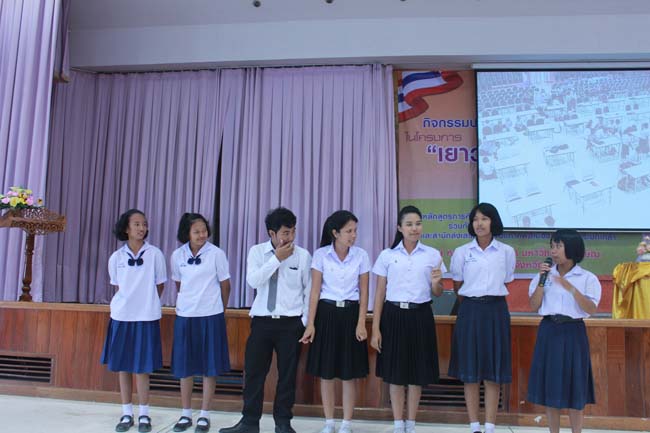 วันพฤหัสบดี ที่ 14 กุมภาพันธ์ 2556 อาจารย์เกษม สุริยกัณฑ์ คณบดีคณะศึกษาศาสตร์ เป็นประธานในพิธีเปิด โครงการ "เยาวชนสงขลา หัวใจพลเมือง" โดยมีอาจารย์ฐากร สิทธิโชค ประธานหลักสูตรการศึกษาบัณฑิต สาขาสังคมศึกษากล่าวรายงานความเป็นมาในการจัดโครงการดังกล่าว พร้อมด้วยนิสิตสาขาสังคมศึกษาให้การต้อนรับอีกด้วย ณ หอประชุมปาริชาต มหาวิทยาลัยทักษิณ วิทยาเขตสงขลา ภาพที่ 25