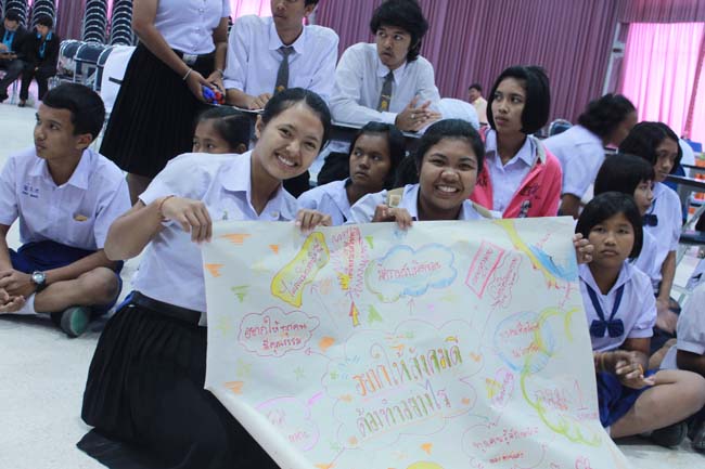 วันพฤหัสบดี ที่ 14 กุมภาพันธ์ 2556 อาจารย์เกษม สุริยกัณฑ์ คณบดีคณะศึกษาศาสตร์ เป็นประธานในพิธีเปิด โครงการ "เยาวชนสงขลา หัวใจพลเมือง" โดยมีอาจารย์ฐากร สิทธิโชค ประธานหลักสูตรการศึกษาบัณฑิต สาขาสังคมศึกษากล่าวรายงานความเป็นมาในการจัดโครงการดังกล่าว พร้อมด้วยนิสิตสาขาสังคมศึกษาให้การต้อนรับอีกด้วย ณ หอประชุมปาริชาต มหาวิทยาลัยทักษิณ วิทยาเขตสงขลา ภาพที่ 32