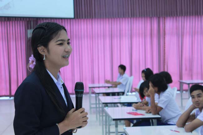 วันพฤหัสบดี ที่ 14 กุมภาพันธ์ 2556 อาจารย์เกษม สุริยกัณฑ์ คณบดีคณะศึกษาศาสตร์ เป็นประธานในพิธีเปิด โครงการ "เยาวชนสงขลา หัวใจพลเมือง" โดยมีอาจารย์ฐากร สิทธิโชค ประธานหลักสูตรการศึกษาบัณฑิต สาขาสังคมศึกษากล่าวรายงานความเป็นมาในการจัดโครงการดังกล่าว พร้อมด้วยนิสิตสาขาสังคมศึกษาให้การต้อนรับอีกด้วย ณ หอประชุมปาริชาต มหาวิทยาลัยทักษิณ วิทยาเขตสงขลา ภาพที่ 35