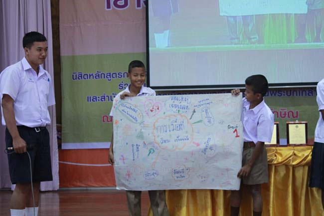 วันพฤหัสบดี ที่ 14 กุมภาพันธ์ 2556 อาจารย์เกษม สุริยกัณฑ์ คณบดีคณะศึกษาศาสตร์ เป็นประธานในพิธีเปิด โครงการ "เยาวชนสงขลา หัวใจพลเมือง" โดยมีอาจารย์ฐากร สิทธิโชค ประธานหลักสูตรการศึกษาบัณฑิต สาขาสังคมศึกษากล่าวรายงานความเป็นมาในการจัดโครงการดังกล่าว พร้อมด้วยนิสิตสาขาสังคมศึกษาให้การต้อนรับอีกด้วย ณ หอประชุมปาริชาต มหาวิทยาลัยทักษิณ วิทยาเขตสงขลา ภาพที่ 38