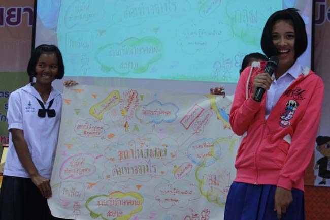 วันพฤหัสบดี ที่ 14 กุมภาพันธ์ 2556 อาจารย์เกษม สุริยกัณฑ์ คณบดีคณะศึกษาศาสตร์ เป็นประธานในพิธีเปิด โครงการ "เยาวชนสงขลา หัวใจพลเมือง" โดยมีอาจารย์ฐากร สิทธิโชค ประธานหลักสูตรการศึกษาบัณฑิต สาขาสังคมศึกษากล่าวรายงานความเป็นมาในการจัดโครงการดังกล่าว พร้อมด้วยนิสิตสาขาสังคมศึกษาให้การต้อนรับอีกด้วย ณ หอประชุมปาริชาต มหาวิทยาลัยทักษิณ วิทยาเขตสงขลา ภาพที่ 39