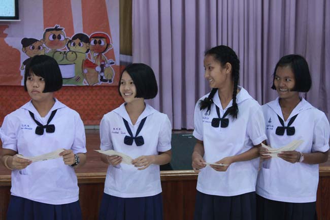 วันพฤหัสบดี ที่ 14 กุมภาพันธ์ 2556 อาจารย์เกษม สุริยกัณฑ์ คณบดีคณะศึกษาศาสตร์ เป็นประธานในพิธีเปิด โครงการ "เยาวชนสงขลา หัวใจพลเมือง" โดยมีอาจารย์ฐากร สิทธิโชค ประธานหลักสูตรการศึกษาบัณฑิต สาขาสังคมศึกษากล่าวรายงานความเป็นมาในการจัดโครงการดังกล่าว พร้อมด้วยนิสิตสาขาสังคมศึกษาให้การต้อนรับอีกด้วย ณ หอประชุมปาริชาต มหาวิทยาลัยทักษิณ วิทยาเขตสงขลา ภาพที่ 44