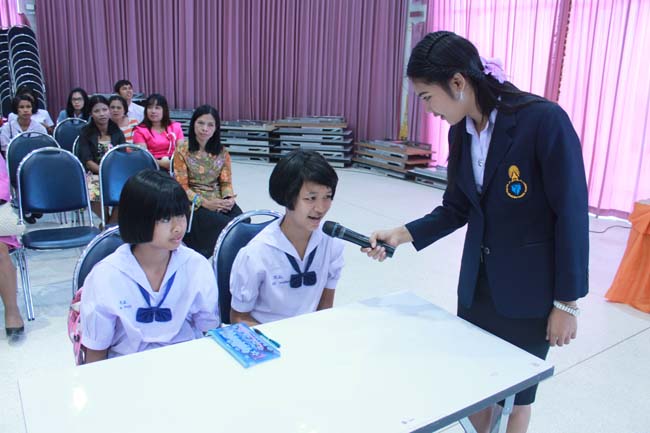 วันพฤหัสบดี ที่ 14 กุมภาพันธ์ 2556 อาจารย์เกษม สุริยกัณฑ์ คณบดีคณะศึกษาศาสตร์ เป็นประธานในพิธีเปิด โครงการ "เยาวชนสงขลา หัวใจพลเมือง" โดยมีอาจารย์ฐากร สิทธิโชค ประธานหลักสูตรการศึกษาบัณฑิต สาขาสังคมศึกษากล่าวรายงานความเป็นมาในการจัดโครงการดังกล่าว พร้อมด้วยนิสิตสาขาสังคมศึกษาให้การต้อนรับอีกด้วย ณ หอประชุมปาริชาต มหาวิทยาลัยทักษิณ วิทยาเขตสงขลา ภาพที่ 46