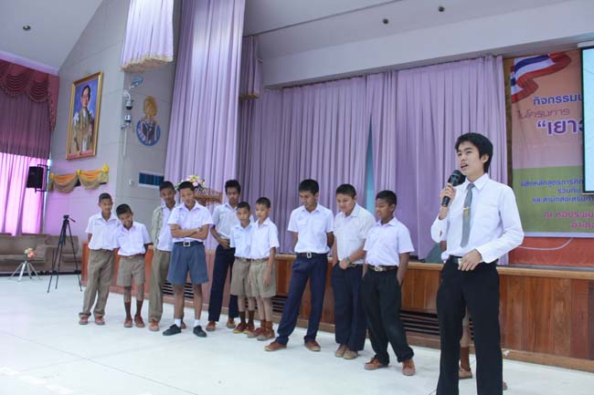 วันพฤหัสบดี ที่ 14 กุมภาพันธ์ 2556 อาจารย์เกษม สุริยกัณฑ์ คณบดีคณะศึกษาศาสตร์ เป็นประธานในพิธีเปิด โครงการ "เยาวชนสงขลา หัวใจพลเมือง" โดยมีอาจารย์ฐากร สิทธิโชค ประธานหลักสูตรการศึกษาบัณฑิต สาขาสังคมศึกษากล่าวรายงานความเป็นมาในการจัดโครงการดังกล่าว พร้อมด้วยนิสิตสาขาสังคมศึกษาให้การต้อนรับอีกด้วย ณ หอประชุมปาริชาต มหาวิทยาลัยทักษิณ วิทยาเขตสงขลา ภาพที่ 48
