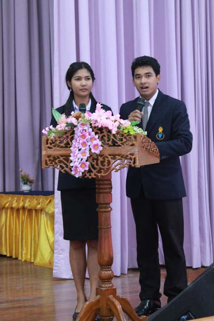 วันพฤหัสบดี ที่ 14 กุมภาพันธ์ 2556 อาจารย์เกษม สุริยกัณฑ์ คณบดีคณะศึกษาศาสตร์ เป็นประธานในพิธีเปิด โครงการ "เยาวชนสงขลา หัวใจพลเมือง" โดยมีอาจารย์ฐากร สิทธิโชค ประธานหลักสูตรการศึกษาบัณฑิต สาขาสังคมศึกษากล่าวรายงานความเป็นมาในการจัดโครงการดังกล่าว พร้อมด้วยนิสิตสาขาสังคมศึกษาให้การต้อนรับอีกด้วย ณ หอประชุมปาริชาต มหาวิทยาลัยทักษิณ วิทยาเขตสงขลา ภาพที่ 49