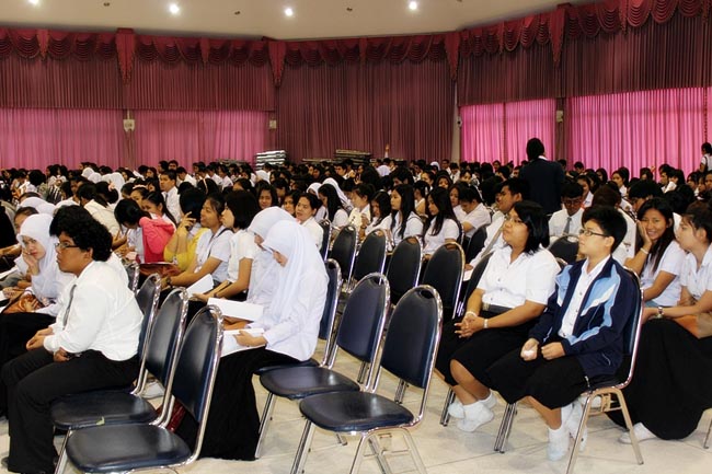 โครงการพัฒนาบุคลิกภาพของการเป็นครูวันเสาร์ที่ 26 มกราคม 2556 ณ หอประชุมปาริชาต มหาวิทยาลัยทักษิณ โดย รศ.มัณฑรา ธรรมบุศย์ : วิทยากร ภาพที่ 15