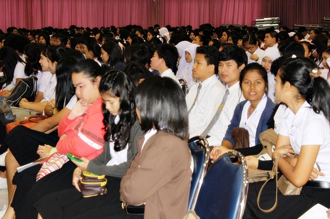 โครงการพัฒนาบุคลิกภาพของการเป็นครูวันเสาร์ที่ 26 มกราคม 2556 ณ หอประชุมปาริชาต มหาวิทยาลัยทักษิณ โดย รศ.มัณฑรา ธรรมบุศย์ : วิทยากร ภาพที่ 37
