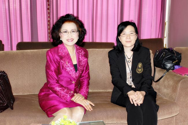 โครงการพัฒนาบุคลิกภาพของการเป็นครูวันเสาร์ที่ 26 มกราคม 2556 ณ หอประชุมปาริชาต มหาวิทยาลัยทักษิณ โดย รศ.มัณฑรา ธรรมบุศย์ : วิทยากร ภาพที่ 41