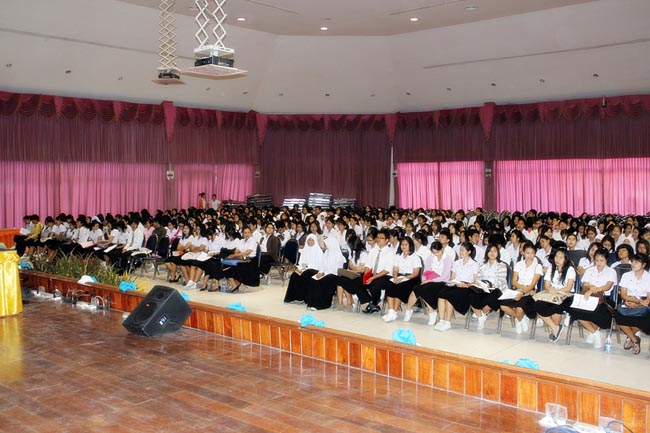 โครงการพัฒนาบุคลิกภาพของการเป็นครูวันเสาร์ที่ 26 มกราคม 2556 ณ หอประชุมปาริชาต มหาวิทยาลัยทักษิณ โดย รศ.มัณฑรา ธรรมบุศย์ : วิทยากร ภาพที่ 43