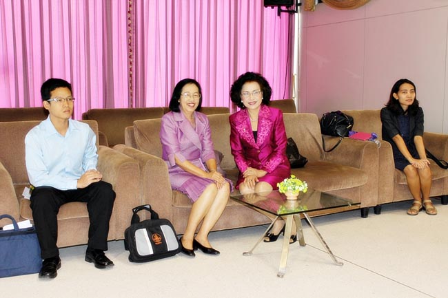 โครงการพัฒนาบุคลิกภาพของการเป็นครูวันเสาร์ที่ 26 มกราคม 2556 ณ หอประชุมปาริชาต มหาวิทยาลัยทักษิณ โดย รศ.มัณฑรา ธรรมบุศย์ : วิทยากร ภาพที่ 54