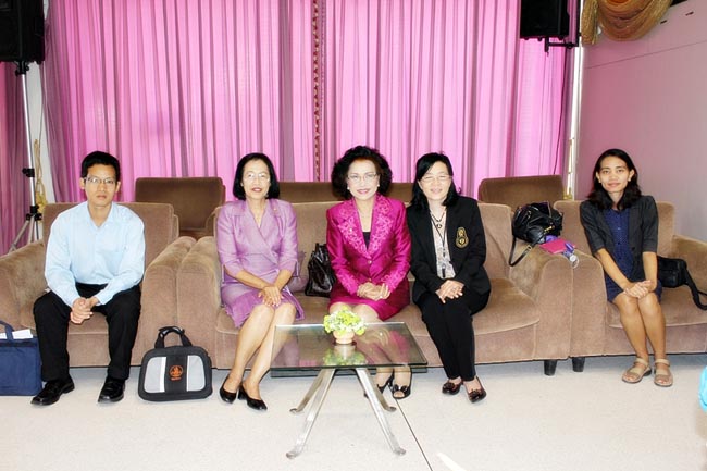 โครงการพัฒนาบุคลิกภาพของการเป็นครูวันเสาร์ที่ 26 มกราคม 2556 ณ หอประชุมปาริชาต มหาวิทยาลัยทักษิณ โดย รศ.มัณฑรา ธรรมบุศย์ : วิทยากร ภาพที่ 56