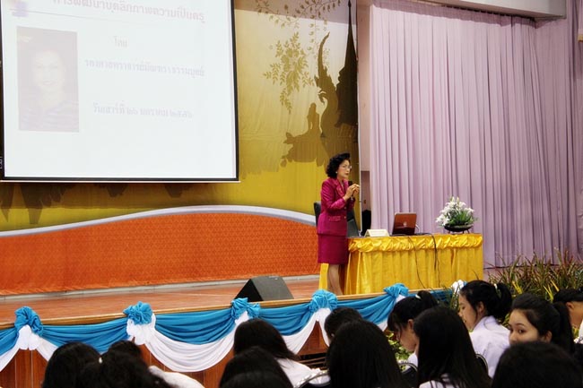 โครงการพัฒนาบุคลิกภาพของการเป็นครูวันเสาร์ที่ 26 มกราคม 2556 ณ หอประชุมปาริชาต มหาวิทยาลัยทักษิณ โดย รศ.มัณฑรา ธรรมบุศย์ : วิทยากร ภาพที่ 63