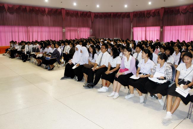โครงการพัฒนาบุคลิกภาพของการเป็นครูวันเสาร์ที่ 26 มกราคม 2556 ณ หอประชุมปาริชาต มหาวิทยาลัยทักษิณ โดย รศ.มัณฑรา ธรรมบุศย์ : วิทยากร ภาพที่ 75