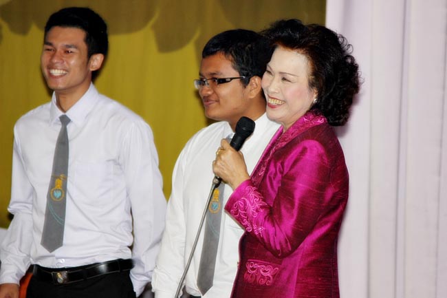 โครงการพัฒนาบุคลิกภาพของการเป็นครูวันเสาร์ที่ 26 มกราคม 2556 ณ หอประชุมปาริชาต มหาวิทยาลัยทักษิณ โดย รศ.มัณฑรา ธรรมบุศย์ : วิทยากร ภาพที่ 82