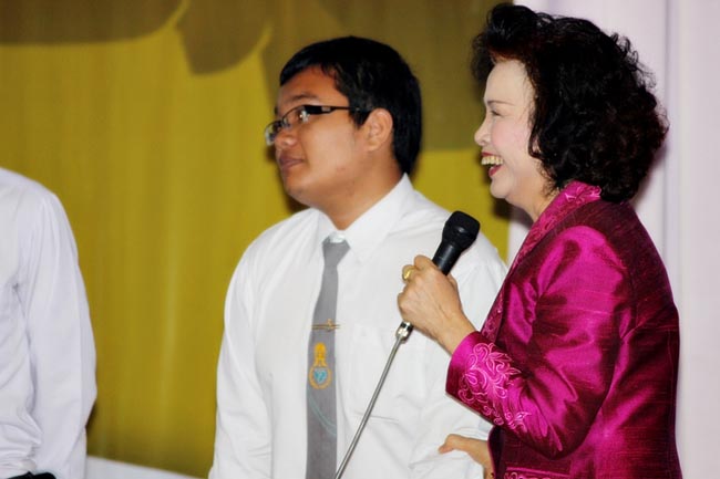 โครงการพัฒนาบุคลิกภาพของการเป็นครูวันเสาร์ที่ 26 มกราคม 2556 ณ หอประชุมปาริชาต มหาวิทยาลัยทักษิณ โดย รศ.มัณฑรา ธรรมบุศย์ : วิทยากร ภาพที่ 83