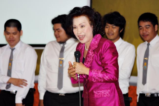 โครงการพัฒนาบุคลิกภาพของการเป็นครูวันเสาร์ที่ 26 มกราคม 2556 ณ หอประชุมปาริชาต มหาวิทยาลัยทักษิณ โดย รศ.มัณฑรา ธรรมบุศย์ : วิทยากร ภาพที่ 85
