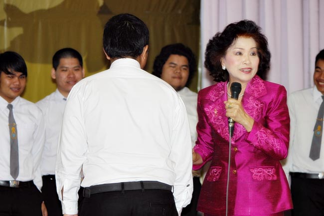 โครงการพัฒนาบุคลิกภาพของการเป็นครูวันเสาร์ที่ 26 มกราคม 2556 ณ หอประชุมปาริชาต มหาวิทยาลัยทักษิณ โดย รศ.มัณฑรา ธรรมบุศย์ : วิทยากร ภาพที่ 96