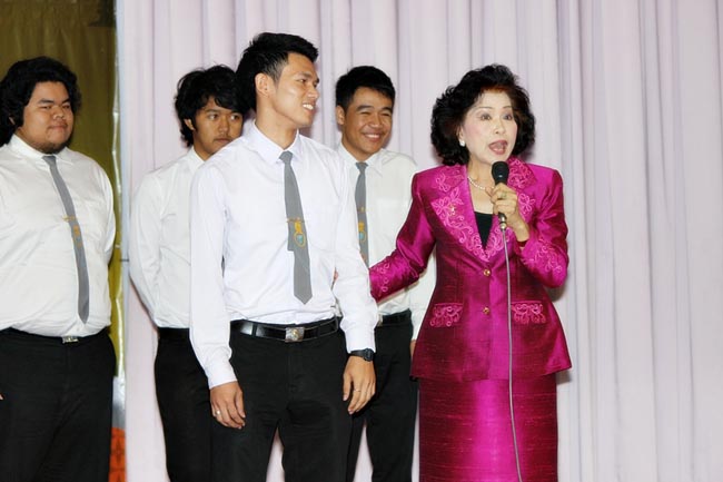 โครงการพัฒนาบุคลิกภาพของการเป็นครูวันเสาร์ที่ 26 มกราคม 2556 ณ หอประชุมปาริชาต มหาวิทยาลัยทักษิณ โดย รศ.มัณฑรา ธรรมบุศย์ : วิทยากร ภาพที่ 97