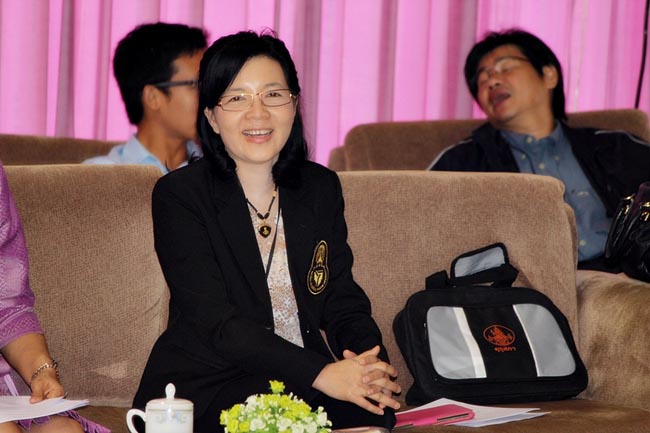 โครงการพัฒนาบุคลิกภาพของการเป็นครูวันเสาร์ที่ 26 มกราคม 2556 ณ หอประชุมปาริชาต มหาวิทยาลัยทักษิณ โดย รศ.มัณฑรา ธรรมบุศย์ : วิทยากร ภาพที่ 98