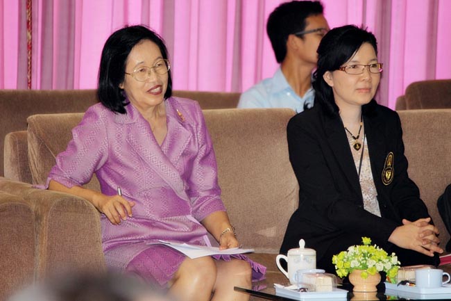 โครงการพัฒนาบุคลิกภาพของการเป็นครูวันเสาร์ที่ 26 มกราคม 2556 ณ หอประชุมปาริชาต มหาวิทยาลัยทักษิณ โดย รศ.มัณฑรา ธรรมบุศย์ : วิทยากร ภาพที่ 99