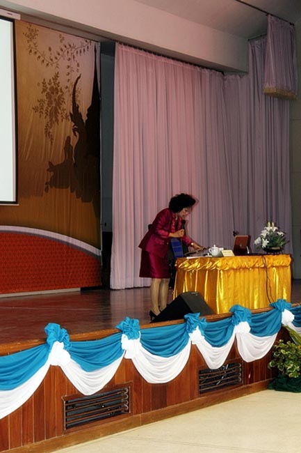 โครงการพัฒนาบุคลิกภาพของการเป็นครูวันเสาร์ที่ 26 มกราคม 2556 ณ หอประชุมปาริชาต มหาวิทยาลัยทักษิณ โดย รศ.มัณฑรา ธรรมบุศย์ : วิทยากร ภาพที่ 114