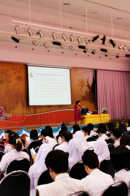 โครงการพัฒนาบุคลิกภาพของการเป็นครูวันเสาร์ที่ 26 มกราคม 2556 ณ หอประชุมปาริชาต มหาวิทยาลัยทักษิณ โดย รศ.มัณฑรา ธรรมบุศย์ : วิทยากร ภาพที่ 115