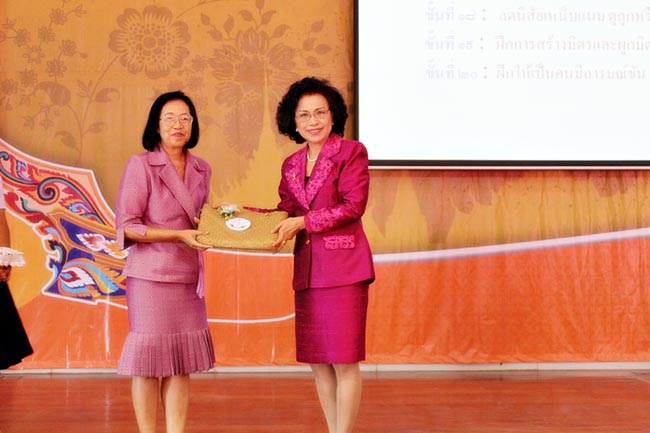 โครงการพัฒนาบุคลิกภาพของการเป็นครูวันเสาร์ที่ 26 มกราคม 2556 ณ หอประชุมปาริชาต มหาวิทยาลัยทักษิณ โดย รศ.มัณฑรา ธรรมบุศย์ : วิทยากร ภาพที่ 129