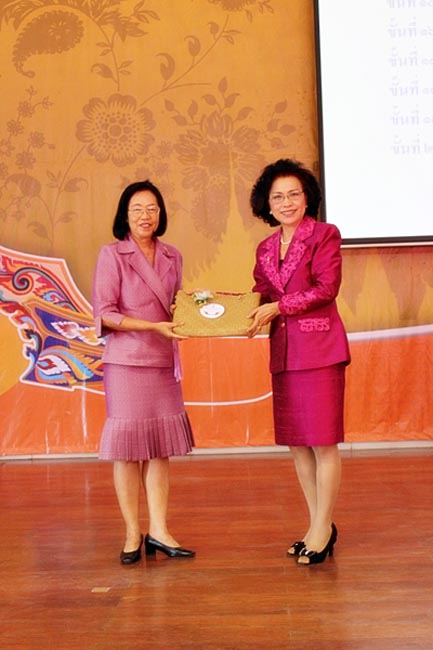 โครงการพัฒนาบุคลิกภาพของการเป็นครูวันเสาร์ที่ 26 มกราคม 2556 ณ หอประชุมปาริชาต มหาวิทยาลัยทักษิณ โดย รศ.มัณฑรา ธรรมบุศย์ : วิทยากร ภาพที่ 130