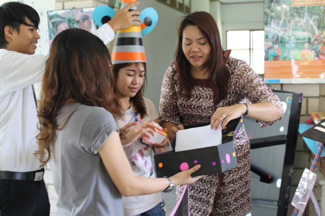 อ.วีนัส ศรีศักดา และนิสิตคณะศึกษาศาสตร์ชั้นปีที่ 2 ในรายวิชาจิตวิทยาพัฒนาการ ได้บริจาคของเล่นเพื่อส่งเสริมพัฒนาการให้แก่น้องๆ ณ บ้านโสสะ อ.หาดใหญ่ จ.สงขลา เมื่อวันที่ 20 กุมภาพันธ์ 2556 ภาพที่ 10