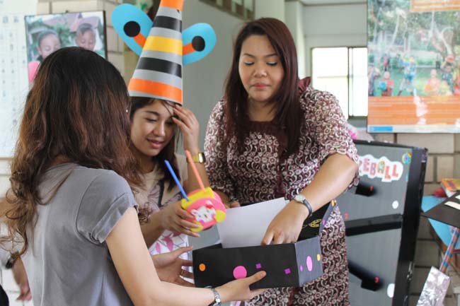 อ.วีนัส ศรีศักดา และนิสิตคณะศึกษาศาสตร์ชั้นปีที่ 2 ในรายวิชาจิตวิทยาพัฒนาการ ได้บริจาคของเล่นเพื่อส่งเสริมพัฒนาการให้แก่น้องๆ ณ บ้านโสสะ อ.หาดใหญ่ จ.สงขลา เมื่อวันที่ 20 กุมภาพันธ์ 2556 ภาพที่ 11