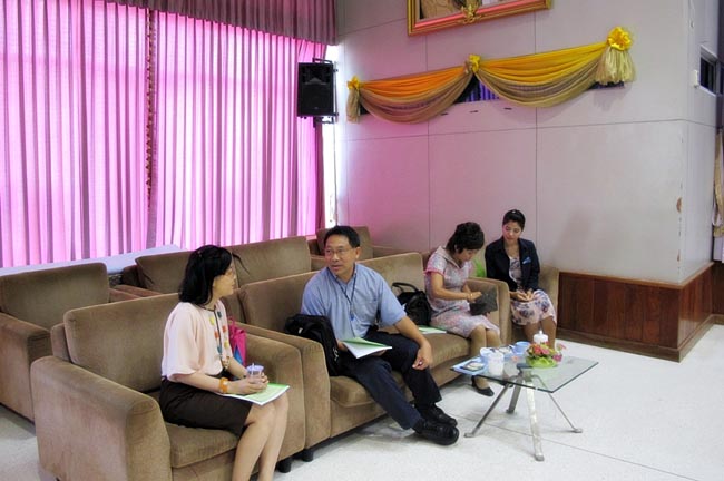 โครงการสัมมนาวิชาการ เรื่อง "การบูรณาการกระบวนทัศน์ทางปรัชญาการศึกษา แนวคิดและการวิพากษ์จิตวิทยา สังคมวิทยาและเศรษฐศาสตร์ที่สำคัญต่อการพัฒนาคุณภาพการศึกษาอย่างยั่งยืน" วันอาทิตย์ที่ 10 กุมภาพันธ์ 2556 ณ หอประชุมปาริชาต มหาวิทยาลัยทักษิณ วิทยาเขตสงขลา เวลา 08.00 – 13.00 น. วิทยากรโดย...พันเอก ดร.นเรศน์ วงศ์สุวรรณ ภาพที่ 4