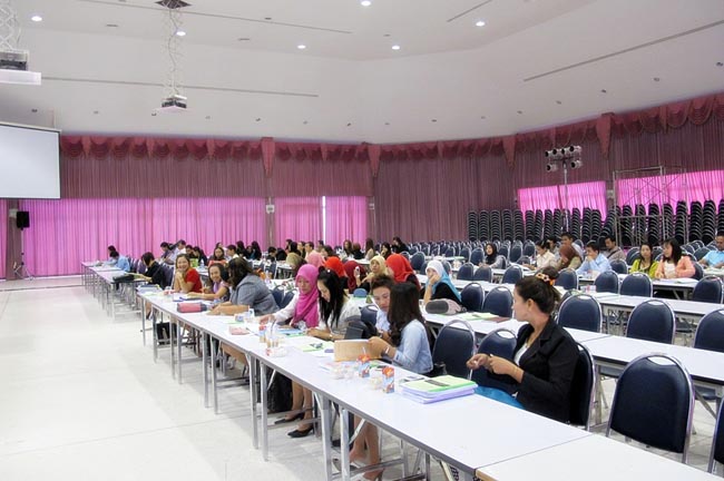 โครงการสัมมนาวิชาการ เรื่อง "การบูรณาการกระบวนทัศน์ทางปรัชญาการศึกษา แนวคิดและการวิพากษ์จิตวิทยา สังคมวิทยาและเศรษฐศาสตร์ที่สำคัญต่อการพัฒนาคุณภาพการศึกษาอย่างยั่งยืน" วันอาทิตย์ที่ 10 กุมภาพันธ์ 2556 ณ หอประชุมปาริชาต มหาวิทยาลัยทักษิณ วิทยาเขตสงขลา เวลา 08.00 – 13.00 น. วิทยากรโดย...พันเอก ดร.นเรศน์ วงศ์สุวรรณ ภาพที่ 5