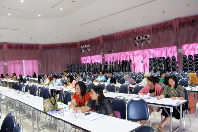 โครงการสัมมนาวิชาการ เรื่อง "การบูรณาการกระบวนทัศน์ทางปรัชญาการศึกษา แนวคิดและการวิพากษ์จิตวิทยา สังคมวิทยาและเศรษฐศาสตร์ที่สำคัญต่อการพัฒนาคุณภาพการศึกษาอย่างยั่งยืน" วันอาทิตย์ที่ 10 กุมภาพันธ์ 2556 ณ หอประชุมปาริชาต มหาวิทยาลัยทักษิณ วิทยาเขตสงขลา เวลา 08.00 – 13.00 น. วิทยากรโดย...พันเอก ดร.นเรศน์ วงศ์สุวรรณ ภาพที่ 6