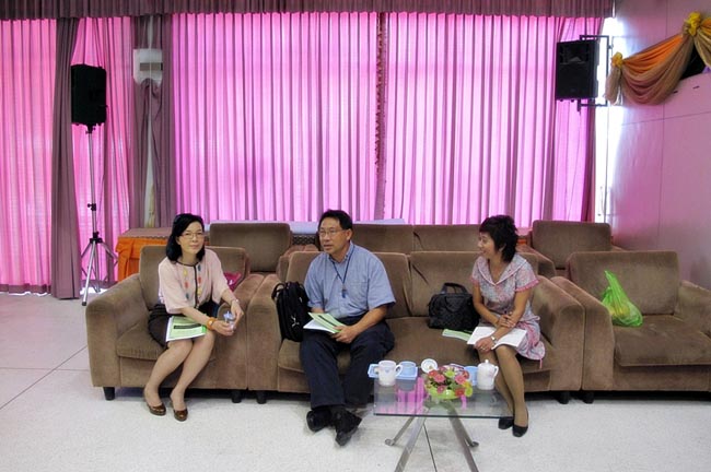 โครงการสัมมนาวิชาการ เรื่อง "การบูรณาการกระบวนทัศน์ทางปรัชญาการศึกษา แนวคิดและการวิพากษ์จิตวิทยา สังคมวิทยาและเศรษฐศาสตร์ที่สำคัญต่อการพัฒนาคุณภาพการศึกษาอย่างยั่งยืน" วันอาทิตย์ที่ 10 กุมภาพันธ์ 2556 ณ หอประชุมปาริชาต มหาวิทยาลัยทักษิณ วิทยาเขตสงขลา เวลา 08.00 – 13.00 น. วิทยากรโดย...พันเอก ดร.นเรศน์ วงศ์สุวรรณ ภาพที่ 7