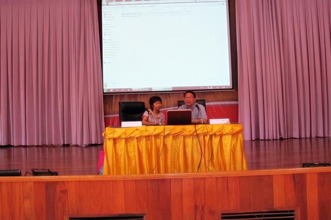 โครงการสัมมนาวิชาการ เรื่อง "การบูรณาการกระบวนทัศน์ทางปรัชญาการศึกษา แนวคิดและการวิพากษ์จิตวิทยา สังคมวิทยาและเศรษฐศาสตร์ที่สำคัญต่อการพัฒนาคุณภาพการศึกษาอย่างยั่งยืน" วันอาทิตย์ที่ 10 กุมภาพันธ์ 2556 ณ หอประชุมปาริชาต มหาวิทยาลัยทักษิณ วิทยาเขตสงขลา เวลา 08.00 – 13.00 น. วิทยากรโดย...พันเอก ดร.นเรศน์ วงศ์สุวรรณ ภาพที่ 11