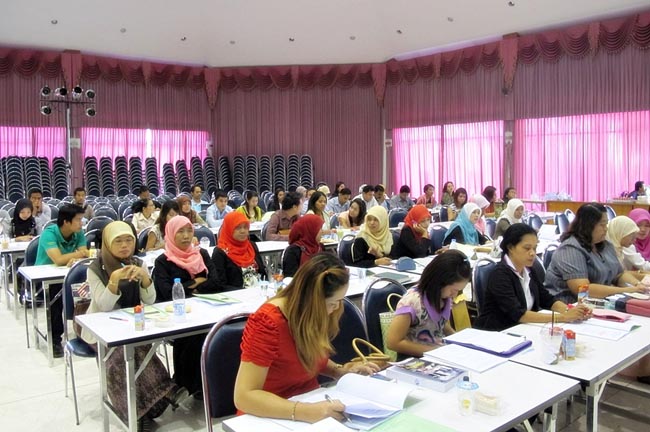 โครงการสัมมนาวิชาการ เรื่อง "การบูรณาการกระบวนทัศน์ทางปรัชญาการศึกษา แนวคิดและการวิพากษ์จิตวิทยา สังคมวิทยาและเศรษฐศาสตร์ที่สำคัญต่อการพัฒนาคุณภาพการศึกษาอย่างยั่งยืน" วันอาทิตย์ที่ 10 กุมภาพันธ์ 2556 ณ หอประชุมปาริชาต มหาวิทยาลัยทักษิณ วิทยาเขตสงขลา เวลา 08.00 – 13.00 น. วิทยากรโดย...พันเอก ดร.นเรศน์ วงศ์สุวรรณ ภาพที่ 12