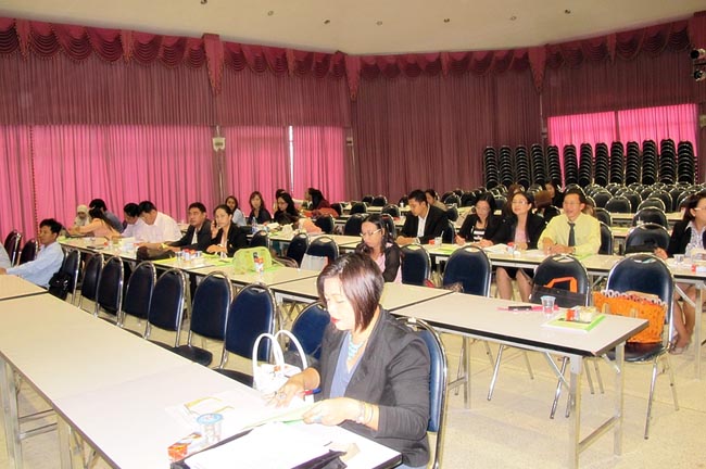 โครงการสัมมนาวิชาการ เรื่อง "การบูรณาการกระบวนทัศน์ทางปรัชญาการศึกษา แนวคิดและการวิพากษ์จิตวิทยา สังคมวิทยาและเศรษฐศาสตร์ที่สำคัญต่อการพัฒนาคุณภาพการศึกษาอย่างยั่งยืน" วันอาทิตย์ที่ 10 กุมภาพันธ์ 2556 ณ หอประชุมปาริชาต มหาวิทยาลัยทักษิณ วิทยาเขตสงขลา เวลา 08.00 – 13.00 น. วิทยากรโดย...พันเอก ดร.นเรศน์ วงศ์สุวรรณ ภาพที่ 13
