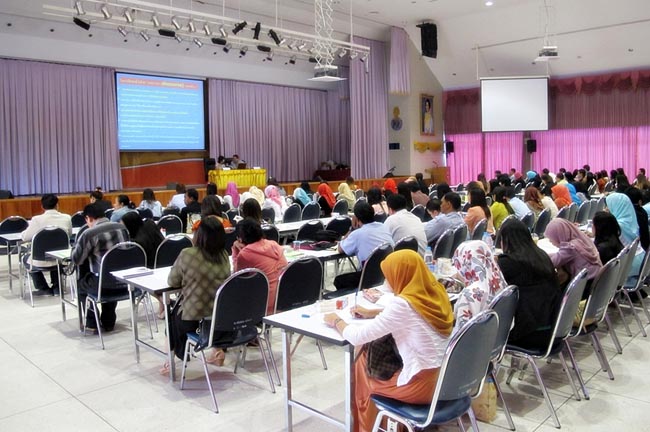 โครงการสัมมนาวิชาการ เรื่อง "การบูรณาการกระบวนทัศน์ทางปรัชญาการศึกษา แนวคิดและการวิพากษ์จิตวิทยา สังคมวิทยาและเศรษฐศาสตร์ที่สำคัญต่อการพัฒนาคุณภาพการศึกษาอย่างยั่งยืน" วันอาทิตย์ที่ 10 กุมภาพันธ์ 2556 ณ หอประชุมปาริชาต มหาวิทยาลัยทักษิณ วิทยาเขตสงขลา เวลา 08.00 – 13.00 น. วิทยากรโดย...พันเอก ดร.นเรศน์ วงศ์สุวรรณ ภาพที่ 14