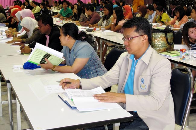 โครงการสัมมนาวิชาการ เรื่อง "การบูรณาการกระบวนทัศน์ทางปรัชญาการศึกษา แนวคิดและการวิพากษ์จิตวิทยา สังคมวิทยาและเศรษฐศาสตร์ที่สำคัญต่อการพัฒนาคุณภาพการศึกษาอย่างยั่งยืน" วันอาทิตย์ที่ 10 กุมภาพันธ์ 2556 ณ หอประชุมปาริชาต มหาวิทยาลัยทักษิณ วิทยาเขตสงขลา เวลา 08.00 – 13.00 น. วิทยากรโดย...พันเอก ดร.นเรศน์ วงศ์สุวรรณ ภาพที่ 16