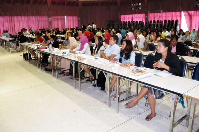 โครงการสัมมนาวิชาการ เรื่อง "การบูรณาการกระบวนทัศน์ทางปรัชญาการศึกษา แนวคิดและการวิพากษ์จิตวิทยา สังคมวิทยาและเศรษฐศาสตร์ที่สำคัญต่อการพัฒนาคุณภาพการศึกษาอย่างยั่งยืน" วันอาทิตย์ที่ 10 กุมภาพันธ์ 2556 ณ หอประชุมปาริชาต มหาวิทยาลัยทักษิณ วิทยาเขตสงขลา เวลา 08.00 – 13.00 น. วิทยากรโดย...พันเอก ดร.นเรศน์ วงศ์สุวรรณ ภาพที่ 17