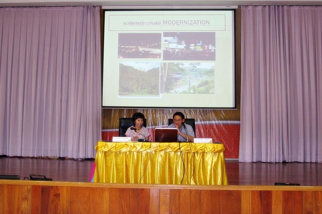 โครงการสัมมนาวิชาการ เรื่อง "การบูรณาการกระบวนทัศน์ทางปรัชญาการศึกษา แนวคิดและการวิพากษ์จิตวิทยา สังคมวิทยาและเศรษฐศาสตร์ที่สำคัญต่อการพัฒนาคุณภาพการศึกษาอย่างยั่งยืน" วันอาทิตย์ที่ 10 กุมภาพันธ์ 2556 ณ หอประชุมปาริชาต มหาวิทยาลัยทักษิณ วิทยาเขตสงขลา เวลา 08.00 – 13.00 น. วิทยากรโดย...พันเอก ดร.นเรศน์ วงศ์สุวรรณ ภาพที่ 19