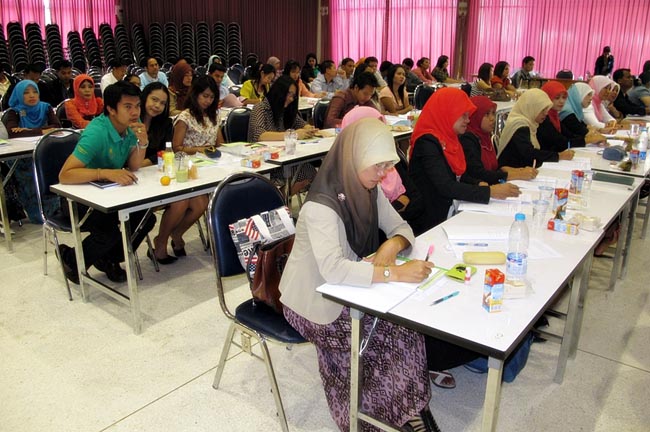 โครงการสัมมนาวิชาการ เรื่อง "การบูรณาการกระบวนทัศน์ทางปรัชญาการศึกษา แนวคิดและการวิพากษ์จิตวิทยา สังคมวิทยาและเศรษฐศาสตร์ที่สำคัญต่อการพัฒนาคุณภาพการศึกษาอย่างยั่งยืน" วันอาทิตย์ที่ 10 กุมภาพันธ์ 2556 ณ หอประชุมปาริชาต มหาวิทยาลัยทักษิณ วิทยาเขตสงขลา เวลา 08.00 – 13.00 น. วิทยากรโดย...พันเอก ดร.นเรศน์ วงศ์สุวรรณ ภาพที่ 20