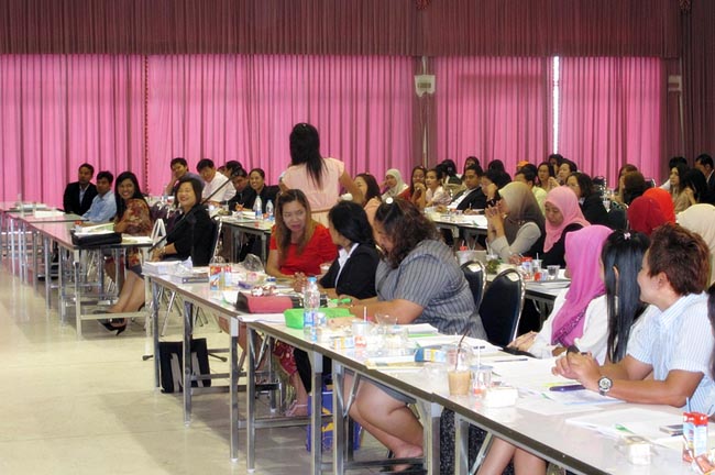 โครงการสัมมนาวิชาการ เรื่อง "การบูรณาการกระบวนทัศน์ทางปรัชญาการศึกษา แนวคิดและการวิพากษ์จิตวิทยา สังคมวิทยาและเศรษฐศาสตร์ที่สำคัญต่อการพัฒนาคุณภาพการศึกษาอย่างยั่งยืน" วันอาทิตย์ที่ 10 กุมภาพันธ์ 2556 ณ หอประชุมปาริชาต มหาวิทยาลัยทักษิณ วิทยาเขตสงขลา เวลา 08.00 – 13.00 น. วิทยากรโดย...พันเอก ดร.นเรศน์ วงศ์สุวรรณ ภาพที่ 22
