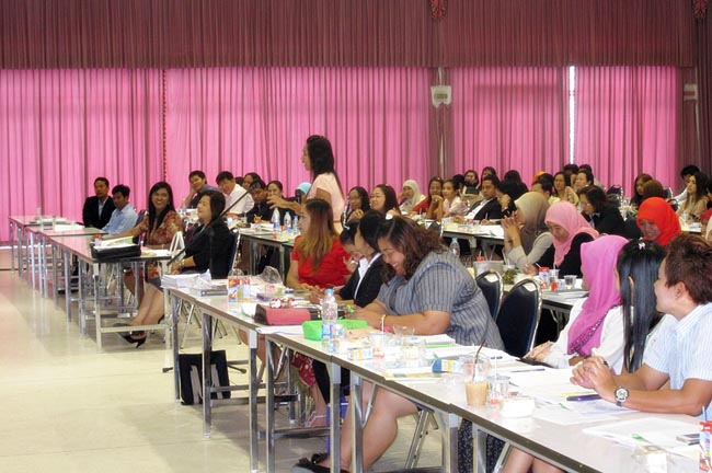 โครงการสัมมนาวิชาการ เรื่อง "การบูรณาการกระบวนทัศน์ทางปรัชญาการศึกษา แนวคิดและการวิพากษ์จิตวิทยา สังคมวิทยาและเศรษฐศาสตร์ที่สำคัญต่อการพัฒนาคุณภาพการศึกษาอย่างยั่งยืน" วันอาทิตย์ที่ 10 กุมภาพันธ์ 2556 ณ หอประชุมปาริชาต มหาวิทยาลัยทักษิณ วิทยาเขตสงขลา เวลา 08.00 – 13.00 น. วิทยากรโดย...พันเอก ดร.นเรศน์ วงศ์สุวรรณ ภาพที่ 23
