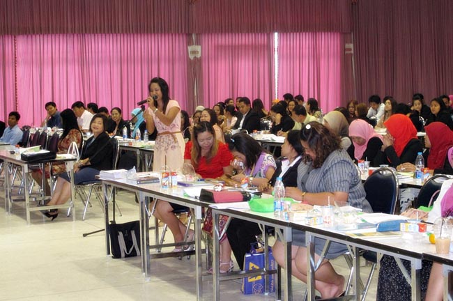 โครงการสัมมนาวิชาการ เรื่อง "การบูรณาการกระบวนทัศน์ทางปรัชญาการศึกษา แนวคิดและการวิพากษ์จิตวิทยา สังคมวิทยาและเศรษฐศาสตร์ที่สำคัญต่อการพัฒนาคุณภาพการศึกษาอย่างยั่งยืน" วันอาทิตย์ที่ 10 กุมภาพันธ์ 2556 ณ หอประชุมปาริชาต มหาวิทยาลัยทักษิณ วิทยาเขตสงขลา เวลา 08.00 – 13.00 น. วิทยากรโดย...พันเอก ดร.นเรศน์ วงศ์สุวรรณ ภาพที่ 24