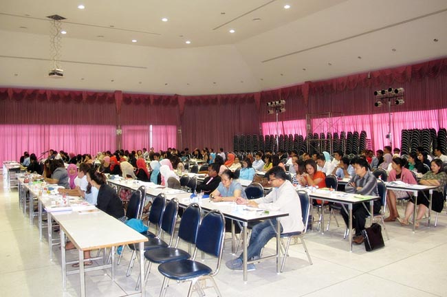 โครงการสัมมนาวิชาการ เรื่อง "การบูรณาการกระบวนทัศน์ทางปรัชญาการศึกษา แนวคิดและการวิพากษ์จิตวิทยา สังคมวิทยาและเศรษฐศาสตร์ที่สำคัญต่อการพัฒนาคุณภาพการศึกษาอย่างยั่งยืน" วันอาทิตย์ที่ 10 กุมภาพันธ์ 2556 ณ หอประชุมปาริชาต มหาวิทยาลัยทักษิณ วิทยาเขตสงขลา เวลา 08.00 – 13.00 น. วิทยากรโดย...พันเอก ดร.นเรศน์ วงศ์สุวรรณ ภาพที่ 25